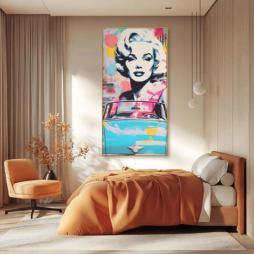 Tablou canvas cu tablou canvas cu marilyn monroe si masina, in rama de aluminiu auriu, pe perete intr-un dormitor